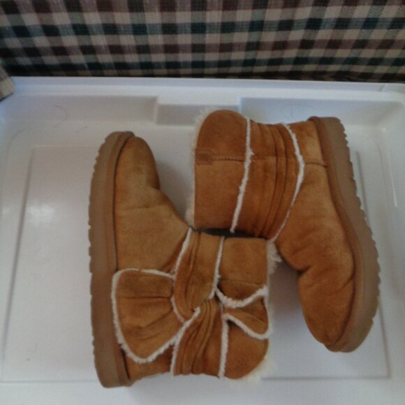 UGG MINI SPILL SEAM BOW BOOTS IN CHESTNUT SIZE 7 - Picture 2 of 8